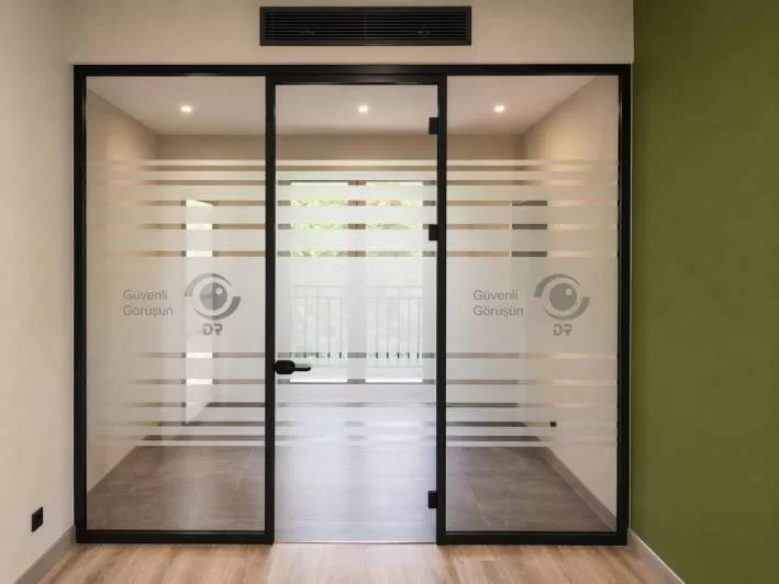 OcuWell Göz Kliniği Ofis Cam Bölme Uygulaması