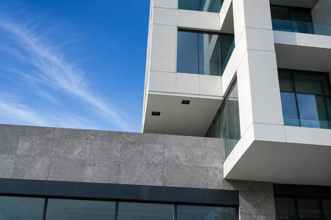 Seba Central – Dış Cephe Kaplama ve Teknik Alan Gizleme Uygulaması